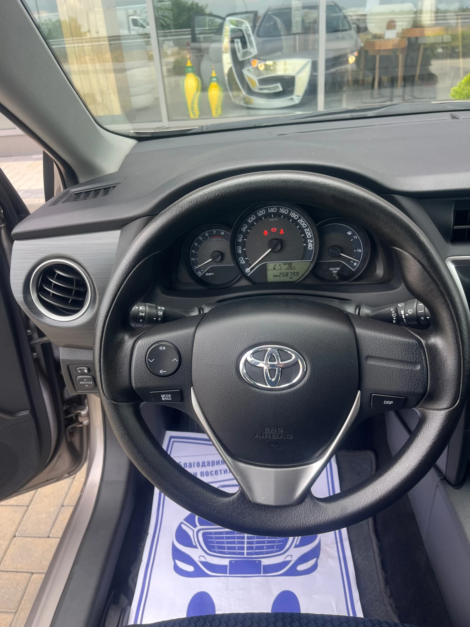 Toyota Auris 1.33 VVT-I, снимка 11 - Автомобили и джипове - 55047872
