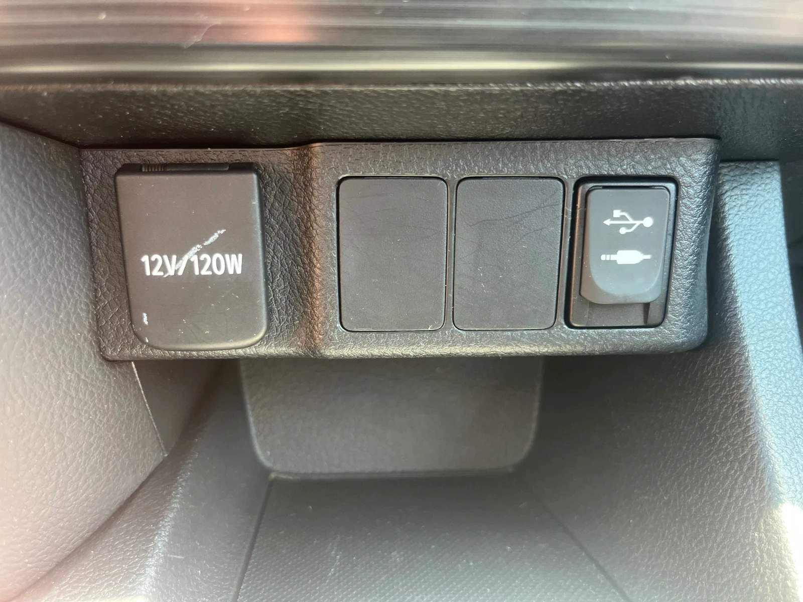 Toyota Auris 1.33 VVT-I, снимка 13 - Автомобили и джипове - 55047872