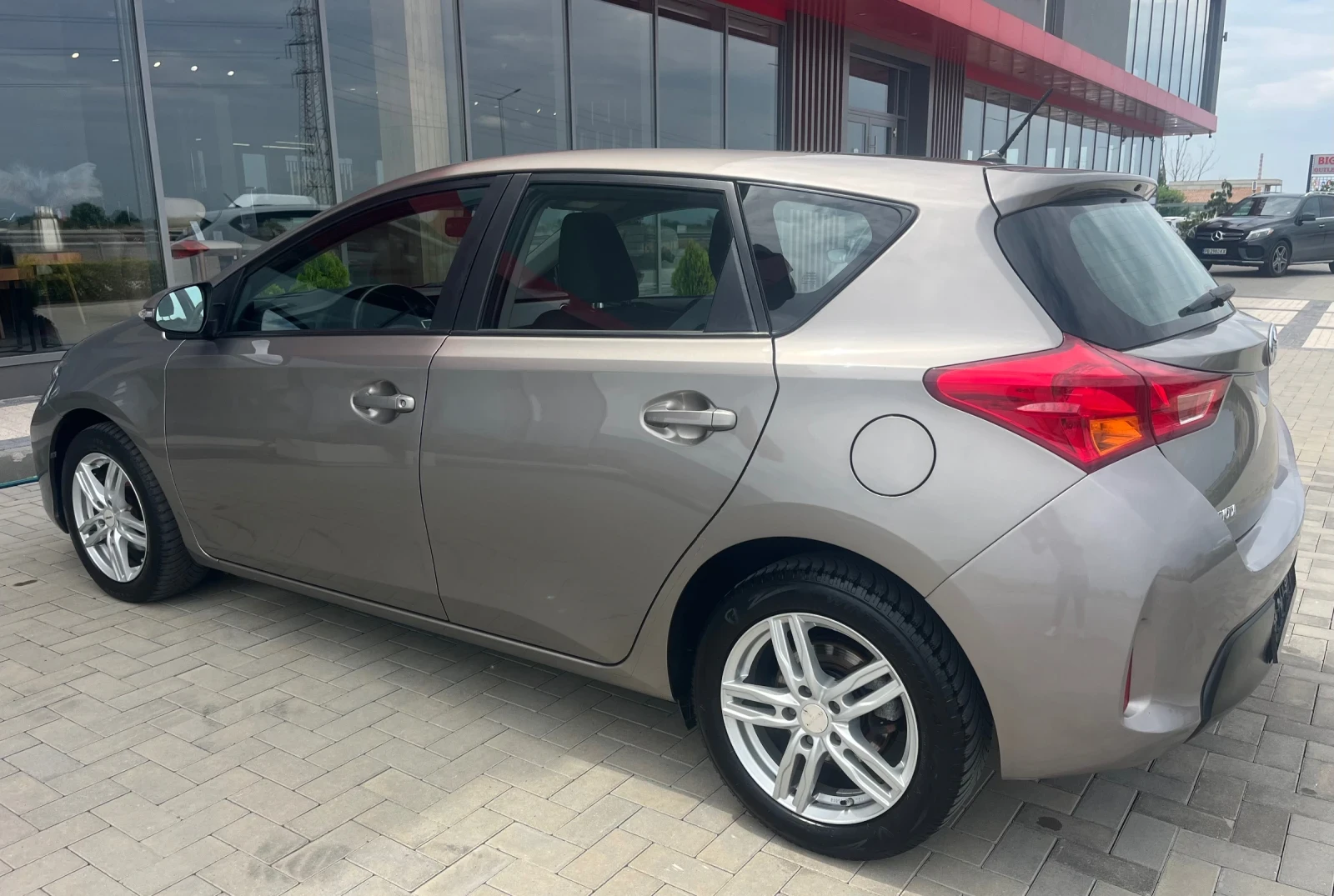 Toyota Auris 1.33 VVT-I, снимка 4 - Автомобили и джипове - 55047872
