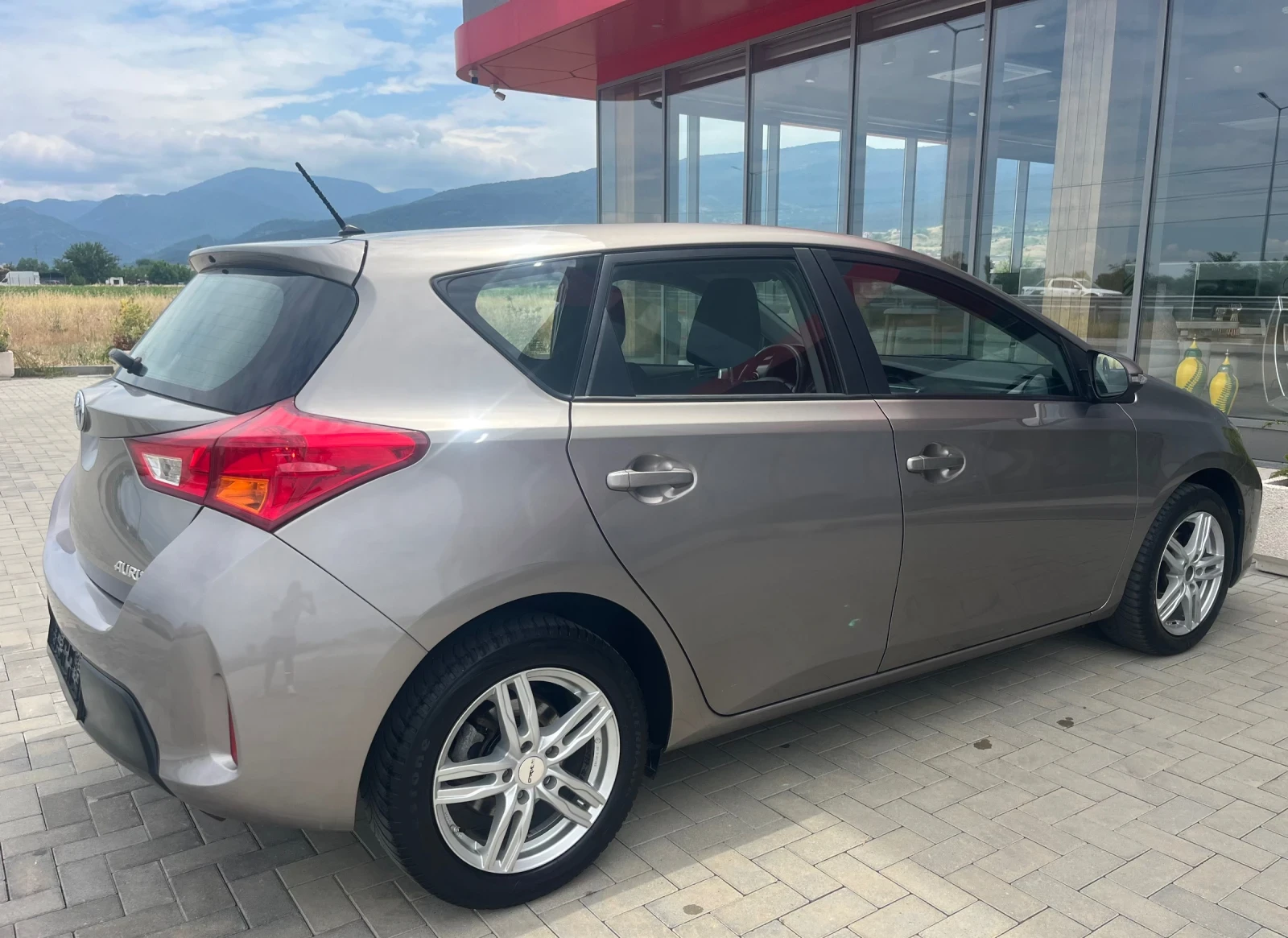 Toyota Auris 1.33 VVT-I, снимка 6 - Автомобили и джипове - 55047872