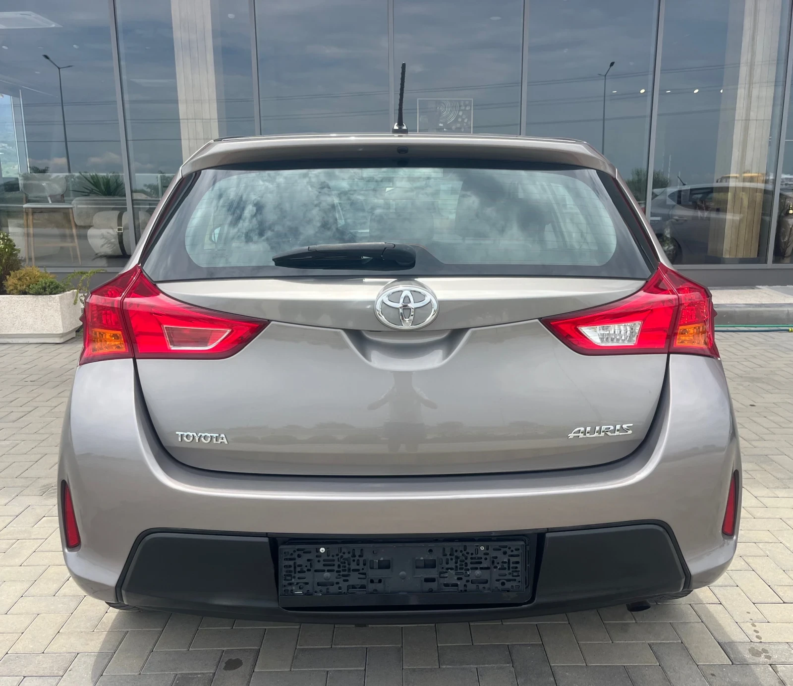 Toyota Auris 1.33 VVT-I, снимка 5 - Автомобили и джипове - 55047872