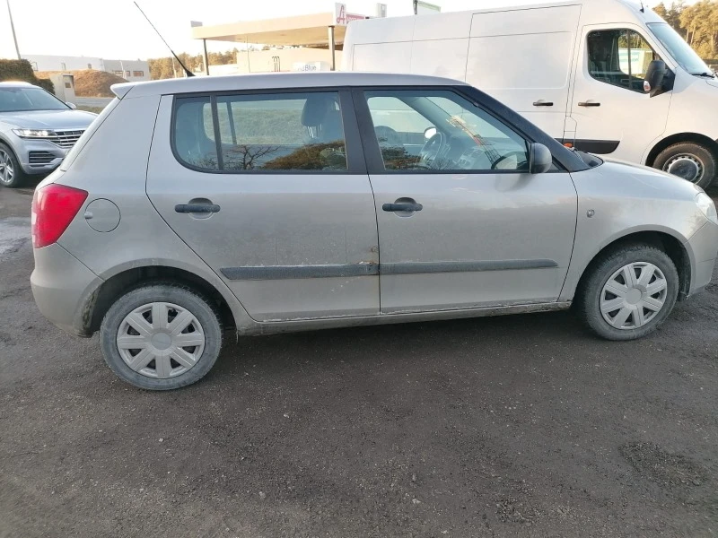 Skoda Fabia 1.2i, снимка 4 - Автомобили и джипове - 45037667