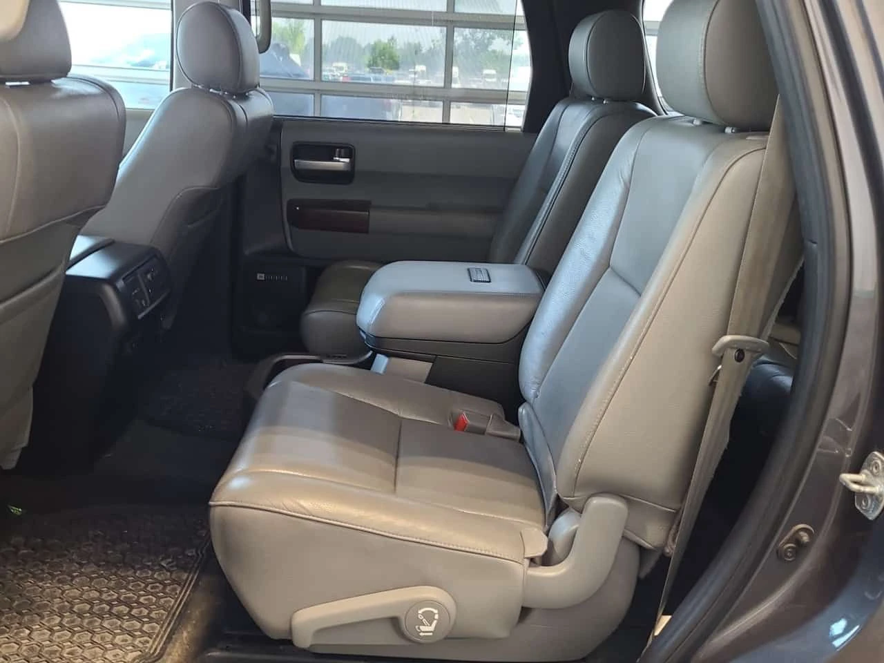 Toyota Sequoia * PLATINUM * CARFAX * ��� ������������ ������ | Mobile.bg � ����������� 12