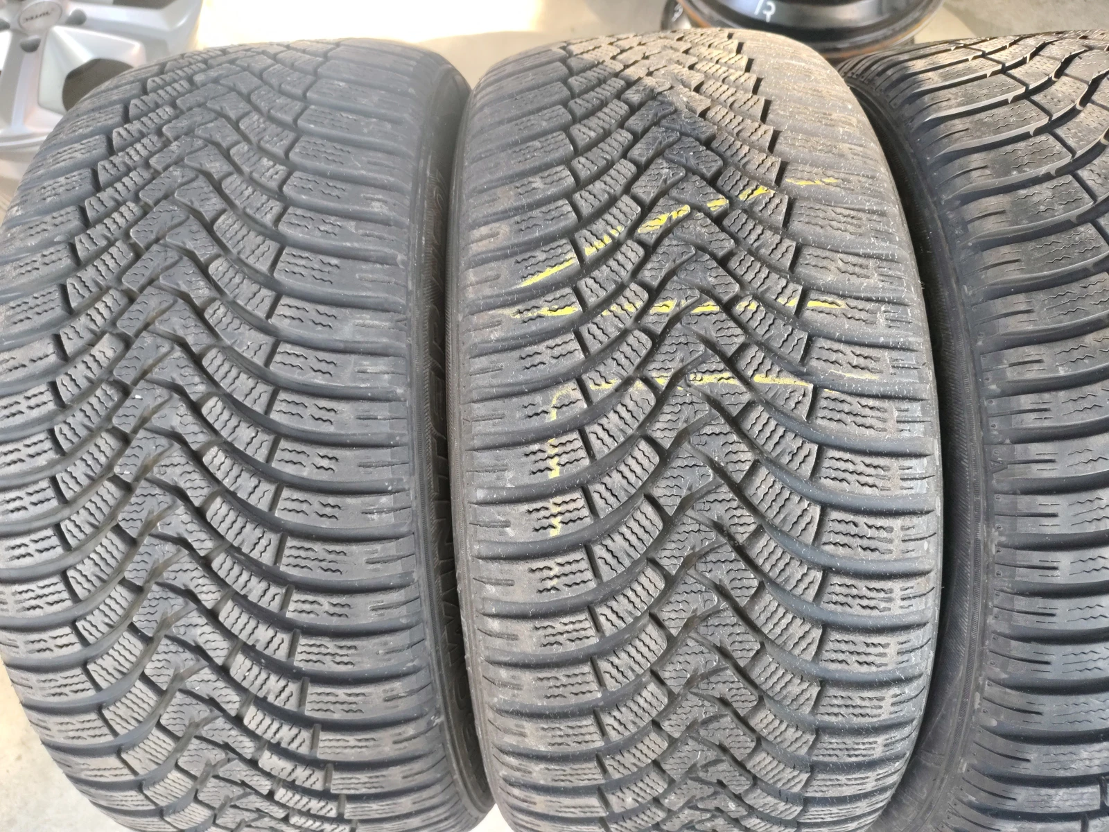 Гуми Зимни 245/45R17, снимка 2 - Гуми и джанти - 55844367