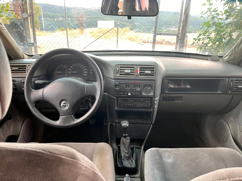 Opel Vectra 1.6, снимка 8 - Автомобили и джипове - 47999653