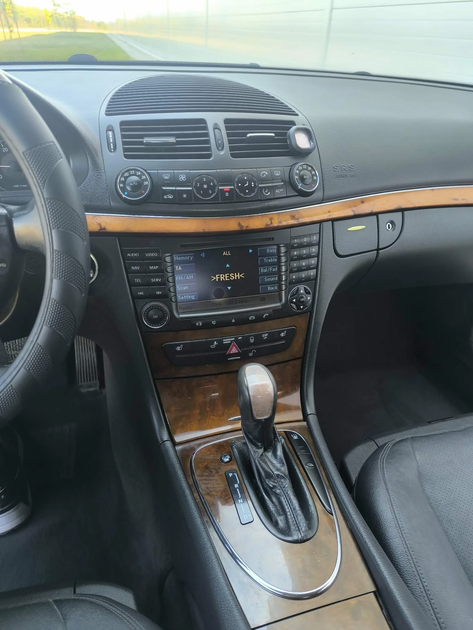 Mercedes-Benz E 320, снимка 7 - Автомобили и джипове - 55502772