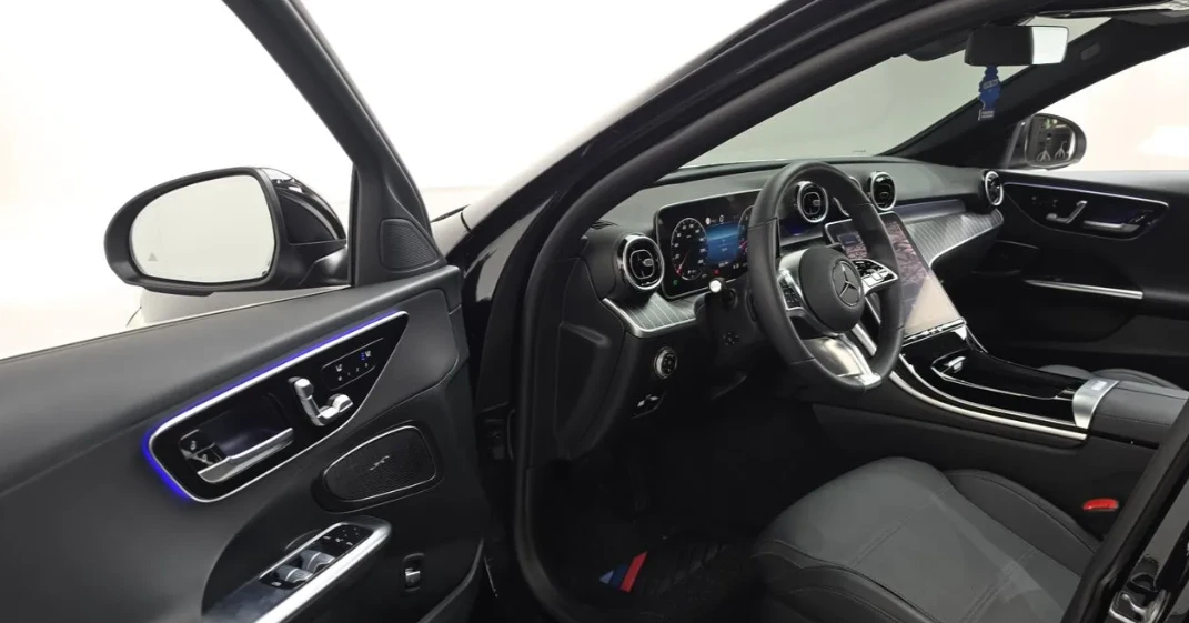 Mercedes-Benz C 300 * Avantgarde* Масаж* Обдух* Pano* HUD* 360* , снимка 3 - Автомобили и джипове - 55626740