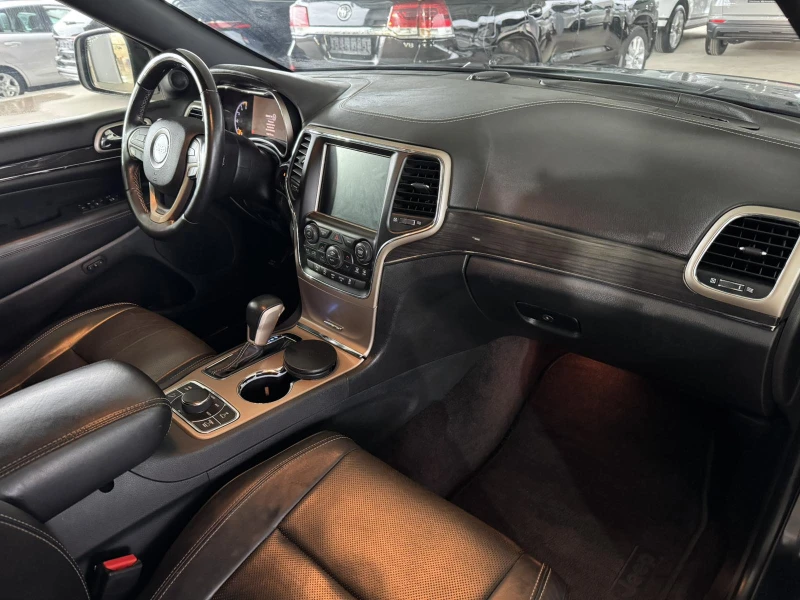 Jeep Grand cherokee 3.0* 250ps* 4x4* 136хл.км* Overland* Distr* Pano* , снимка 10 - Автомобили и джипове - 52571379