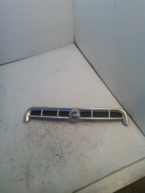 Решетка между фарове за Фиат Добло