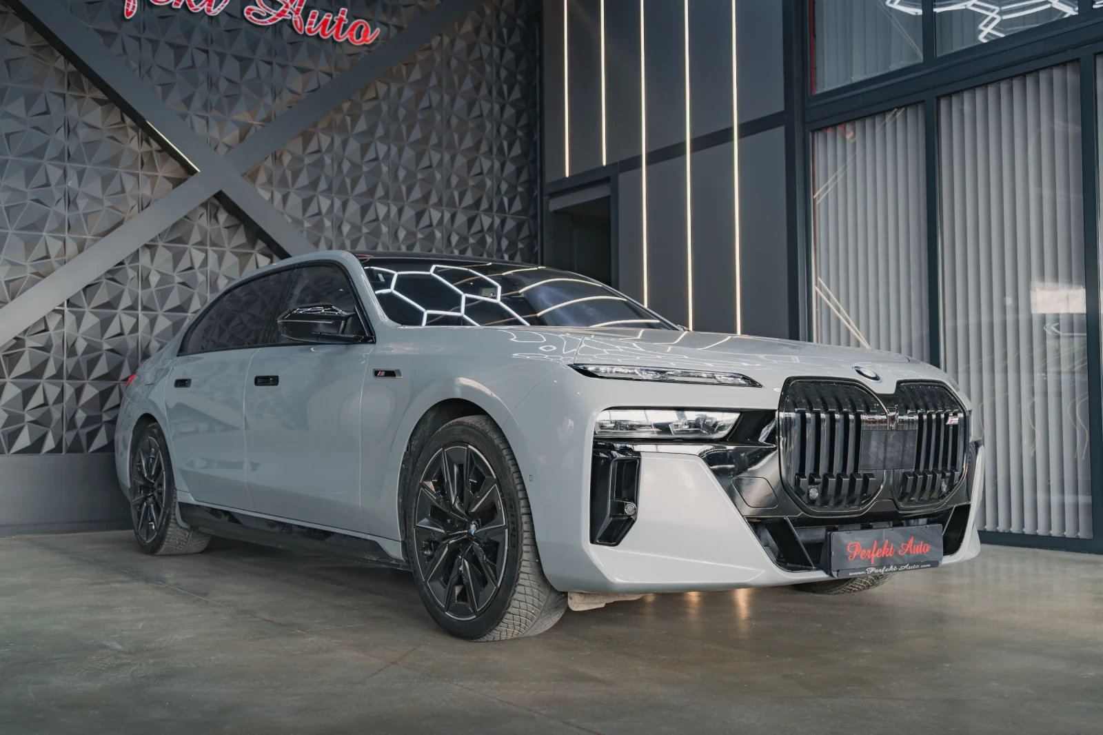 BMW 760 e xDrive * TV * FULL Екстри * B & W * M PACKET *  | Auto.bg — изображение 1