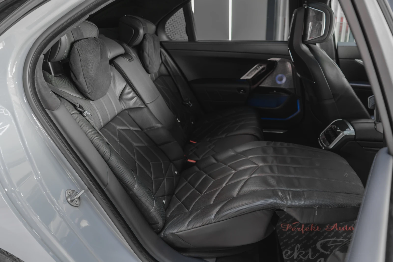 BMW 760 e xDrive * TV * FULL Екстри * B & W * M PACKET * , снимка 5 - Автомобили и джипове - 53905034