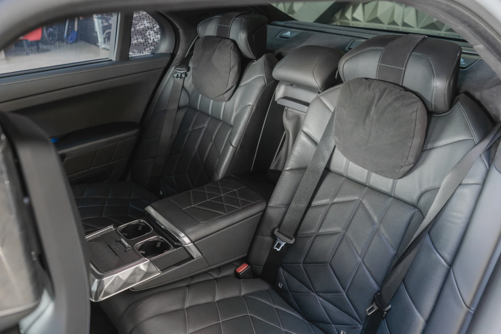 BMW 760 e xDrive * TV * FULL Екстри * B & W * M PACKET * , снимка 11 - Автомобили и джипове - 53905034