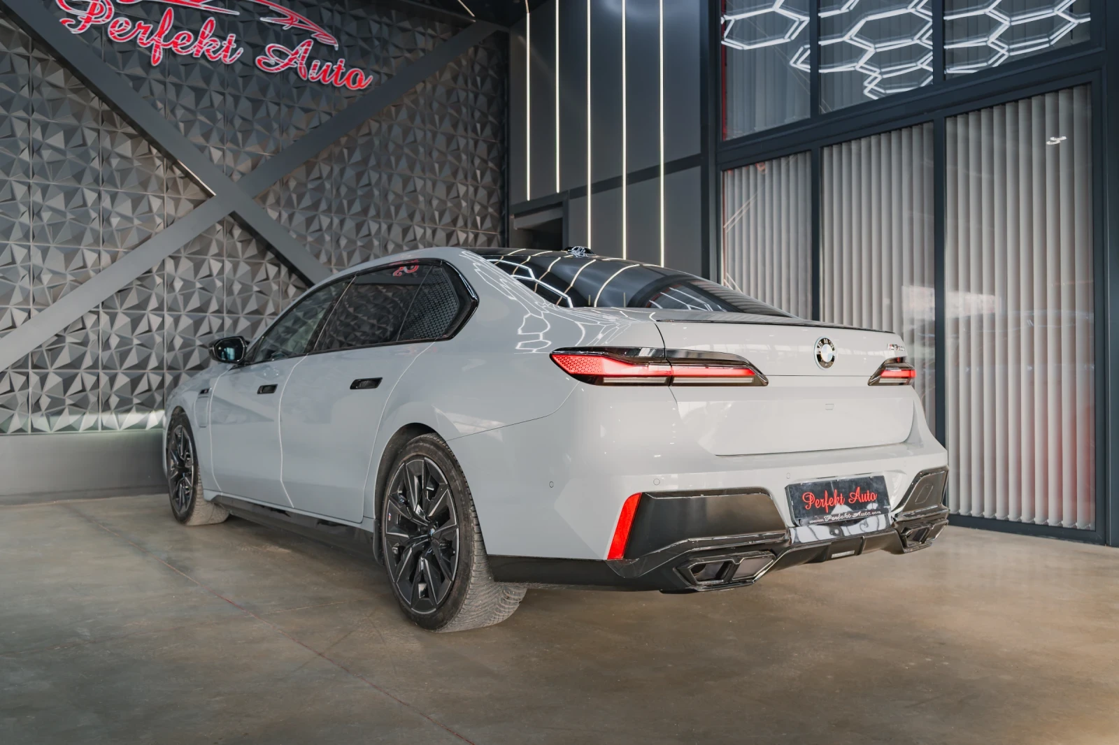 BMW 760 e xDrive * TV * FULL Екстри * B & W * M PACKET * , снимка 3 - Автомобили и джипове - 53905034