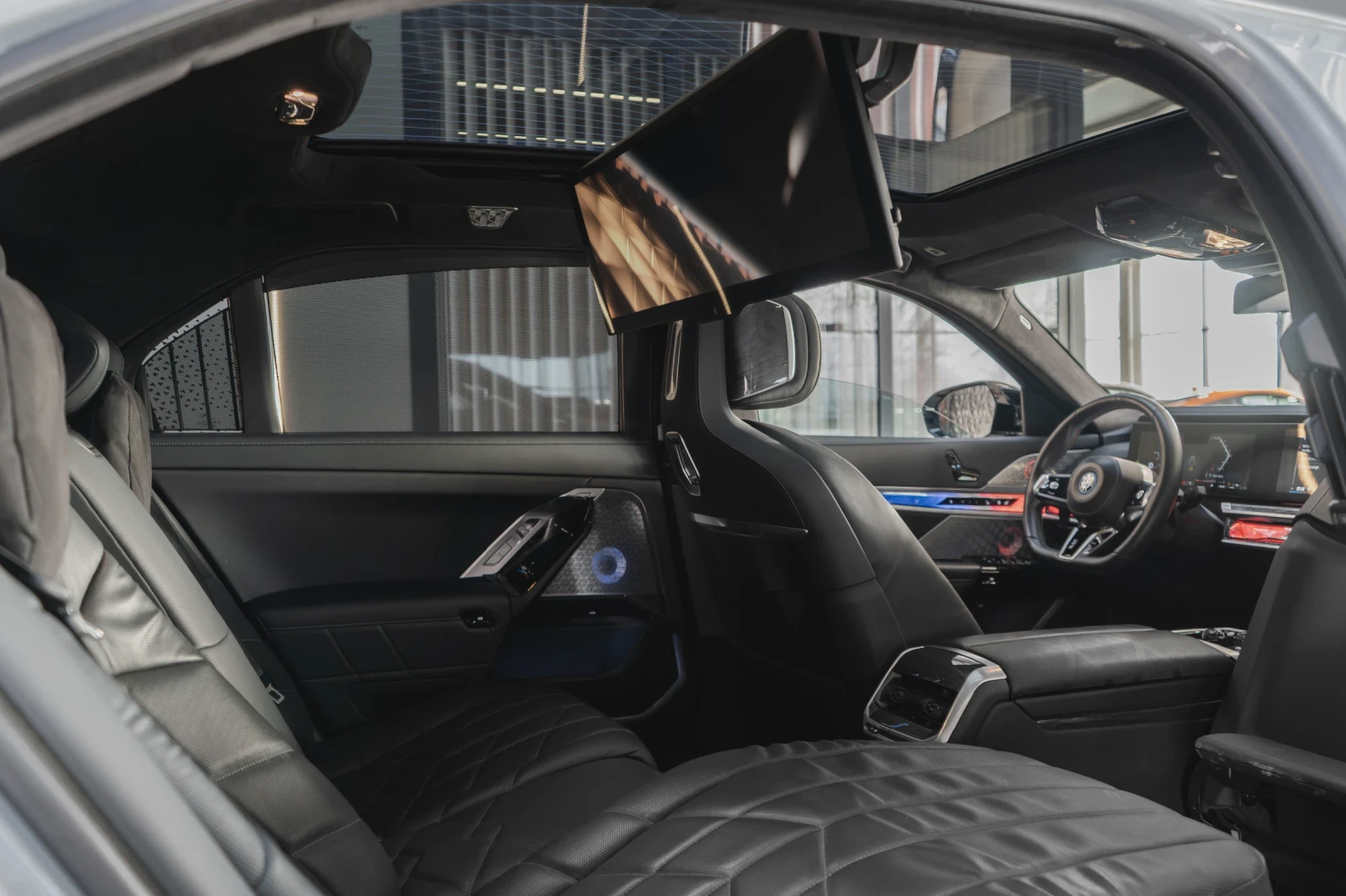 BMW 760 e xDrive * TV * FULL Екстри * B & W * M PACKET * , снимка 6 - Автомобили и джипове - 53905034