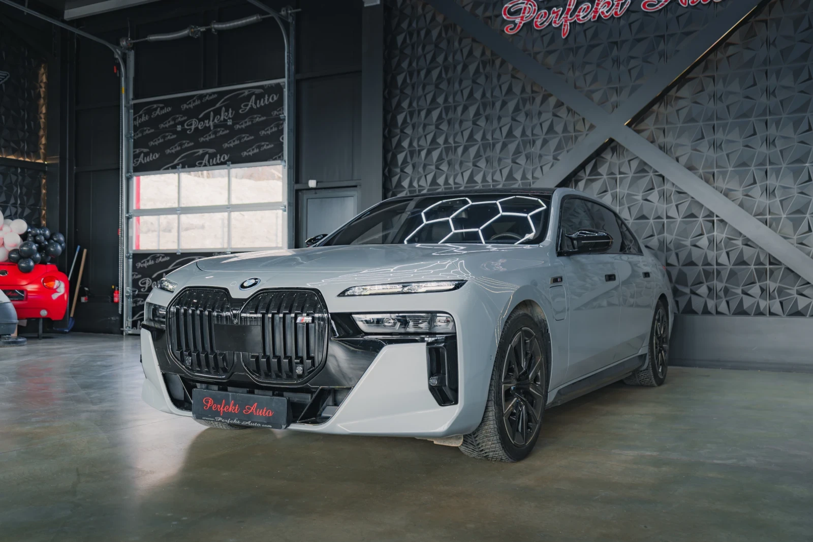 BMW 760 e xDrive * TV * FULL Екстри * B & W * M PACKET * , снимка 2 - Автомобили и джипове - 53905034