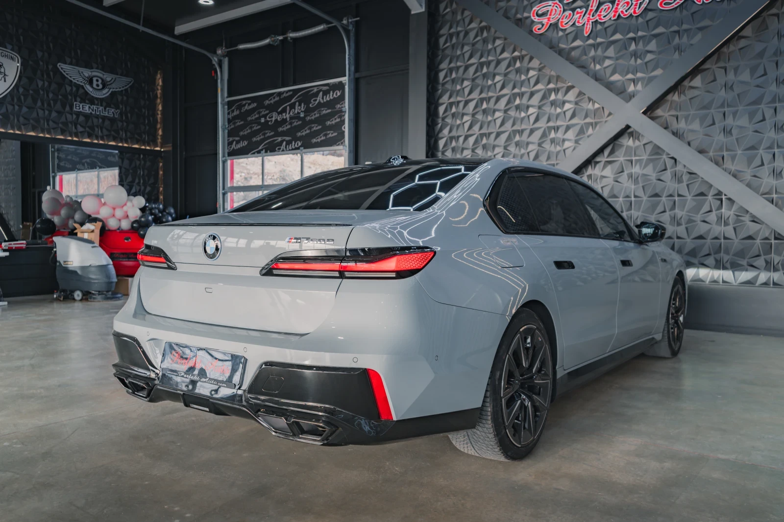 BMW 760 e xDrive * TV * FULL Екстри * B & W * M PACKET * , снимка 4 - Автомобили и джипове - 53905034