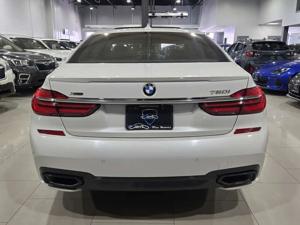 BMW 750 I PANO| HUD| 360| ОБДУХВАНЕ| АМБИЕНТ| CARFAX, снимка 4 - Автомобили и джипове - 53952445