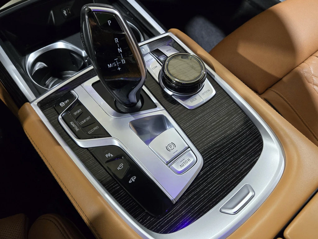 BMW 750 I PANO| HUD| 360| ОБДУХВАНЕ| АМБИЕНТ| CARFAX, снимка 10 - Автомобили и джипове - 53952445