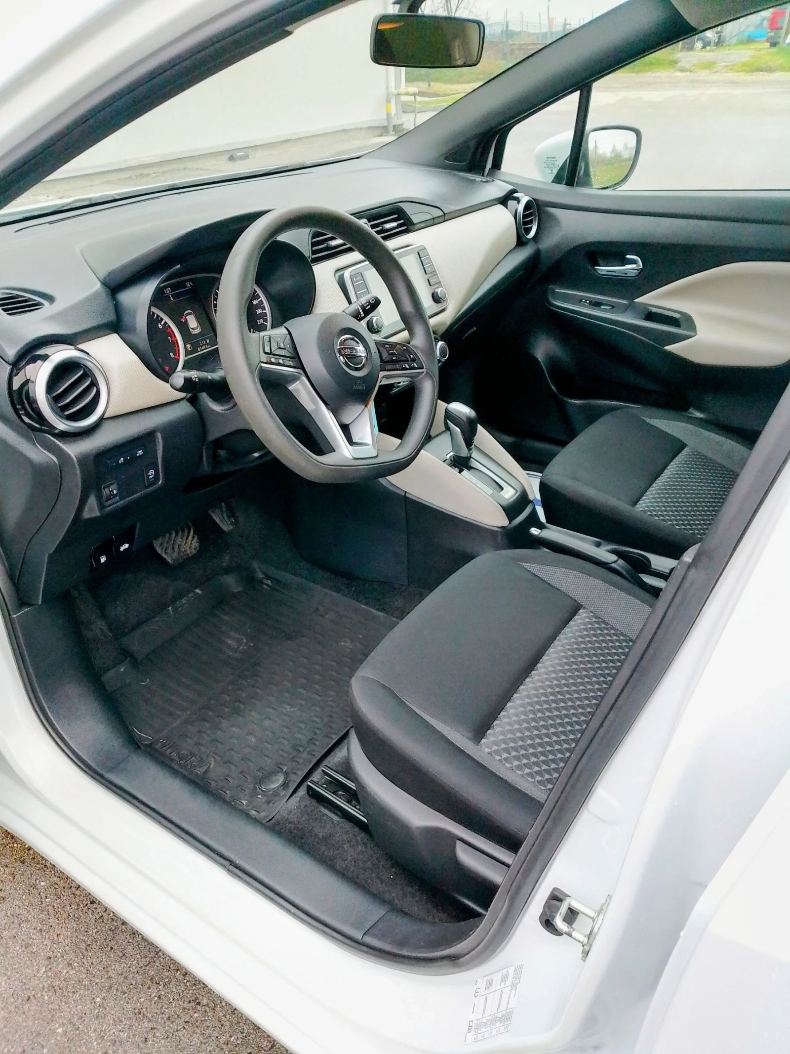 Nissan Micra 1.0 IGT Automatic , снимка 10 - Автомобили и джипове - 54042353