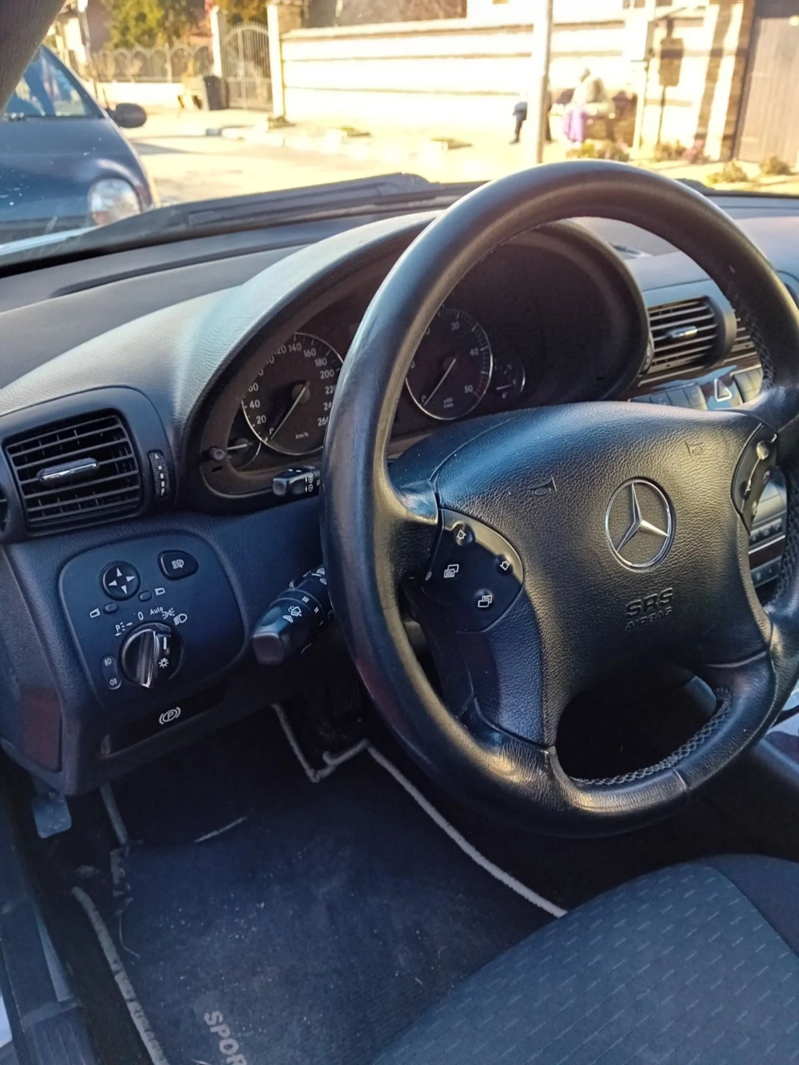Mercedes-Benz C 220 Фейслифт, снимка 6 - Автомобили и джипове - 54239608
