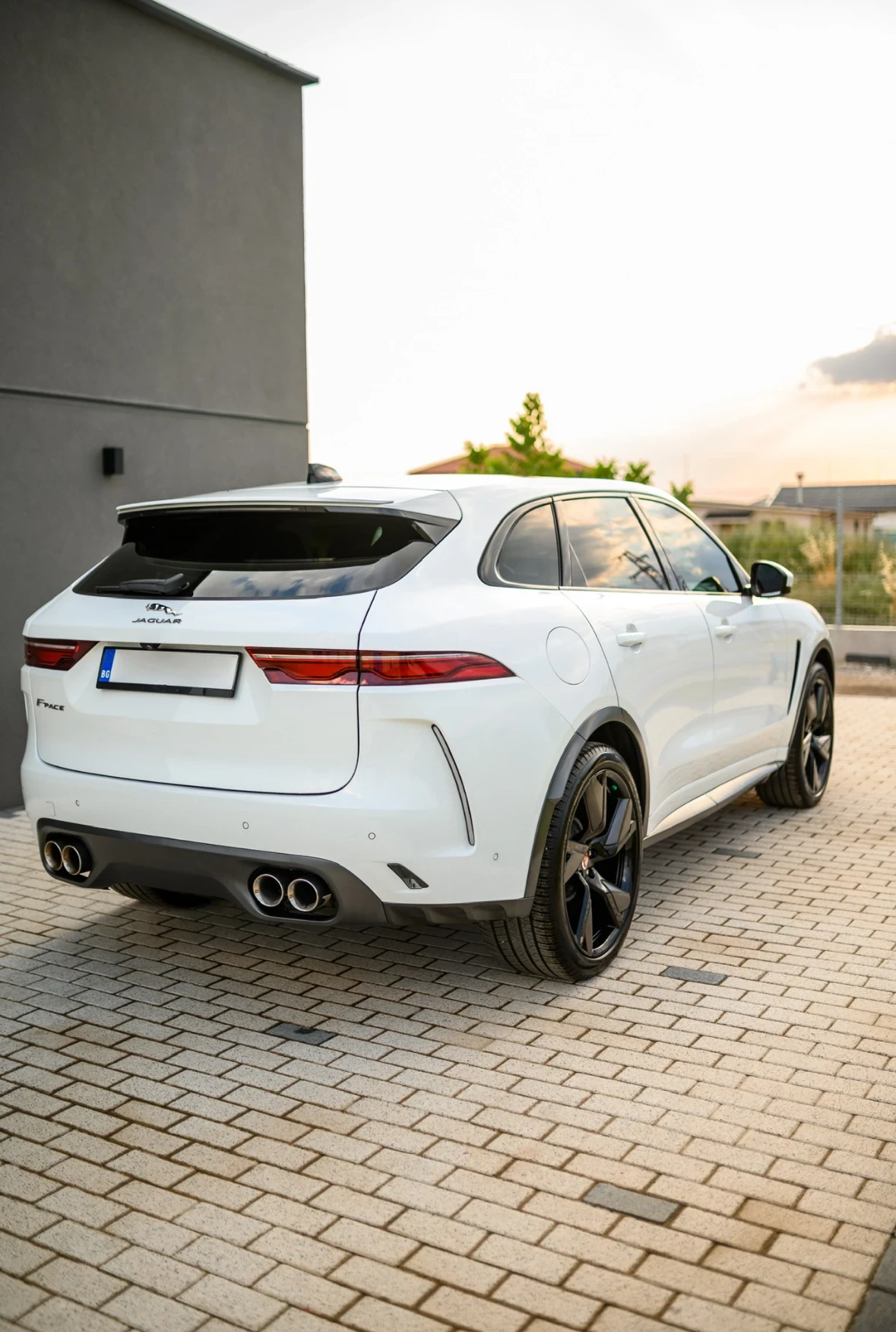 Jaguar F-PACE SVR 5.0 V8 AWD SuperCharged * Black Pack/360 - изображение 8