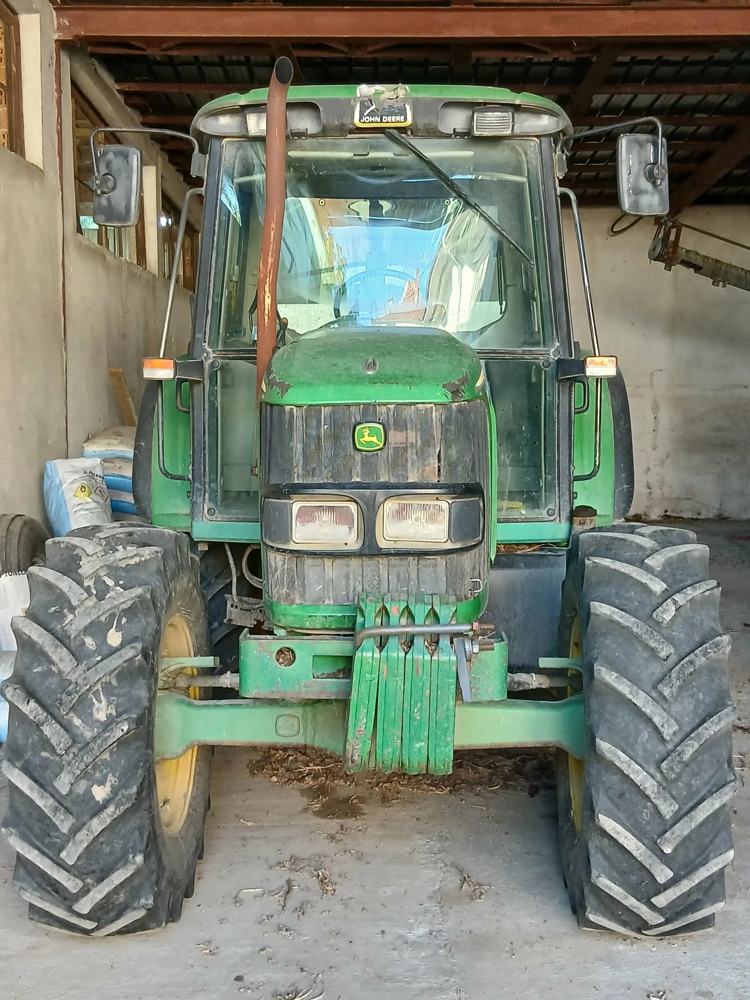 Трактор John Deere 6220