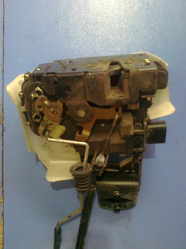 брава врата (предна дясна) за Фолксваген Пасат 2.0 Б5.5 