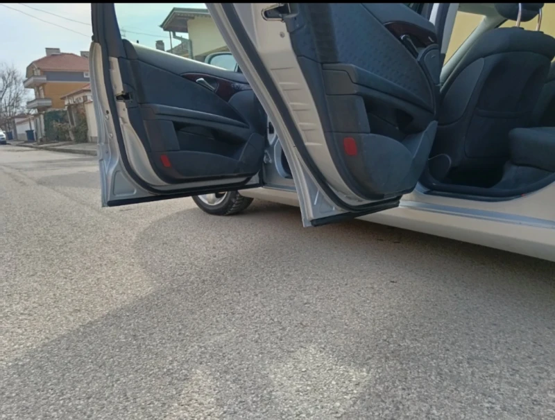 Mercedes-Benz E 200 компресор, Комби., снимка 8 - Автомобили и джипове - 52403156