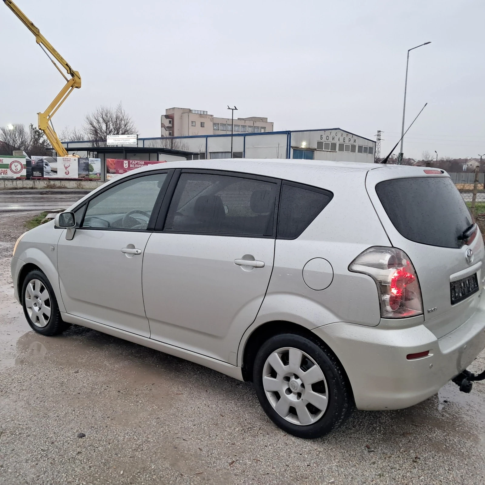 Toyota Corolla verso 2.2D4D - изображение 2