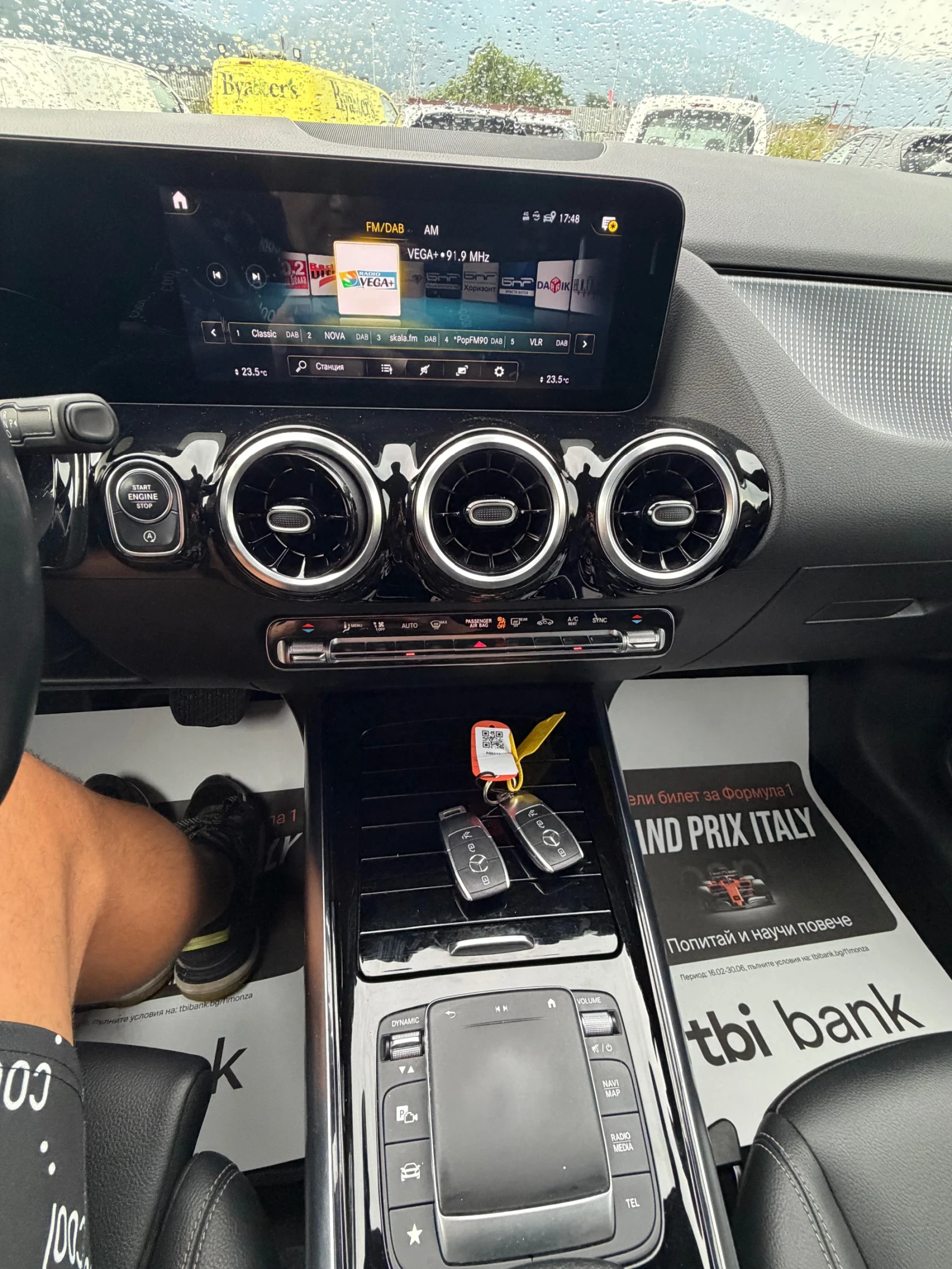 Mercedes-Benz GLA 200   FULL LED / DISTRONIC / КАМЕРА /, снимка 14 - Автомобили и джипове - 55037070