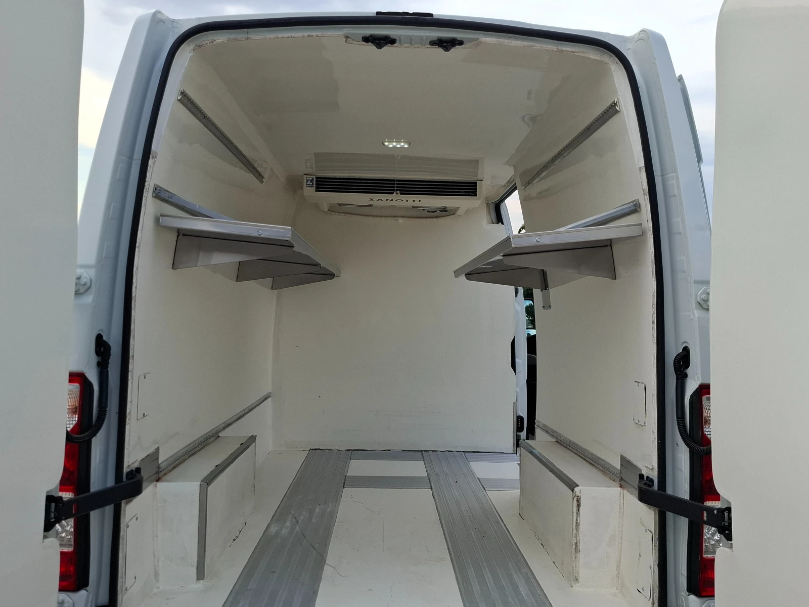 Renault Master 2.3CDTI/Климатик/Euro5B/220V, снимка 14 - Бусове и автобуси - 56161140