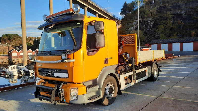 Volvo Fl 240 с кран HMF 735 med grabb, снимка 1 - Камиони - 47462578