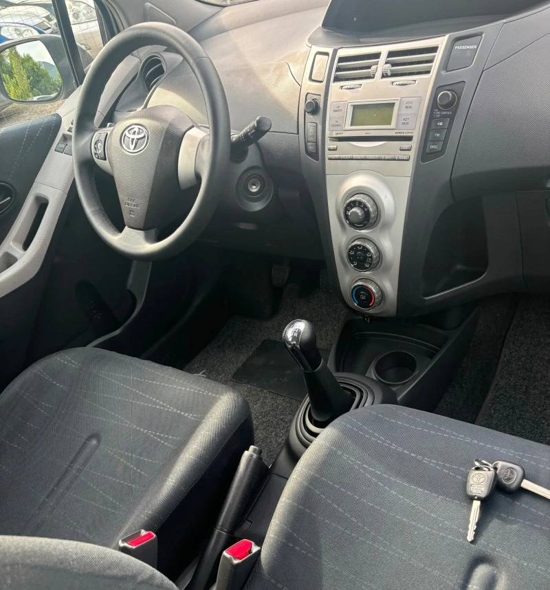 Toyota Yaris 1.3i, снимка 13 - Автомобили и джипове - 46369880