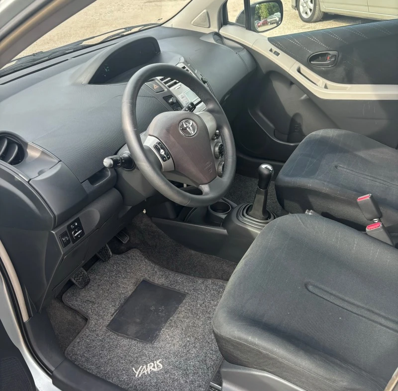 Toyota Yaris 1.3i, снимка 11 - Автомобили и джипове - 46369880