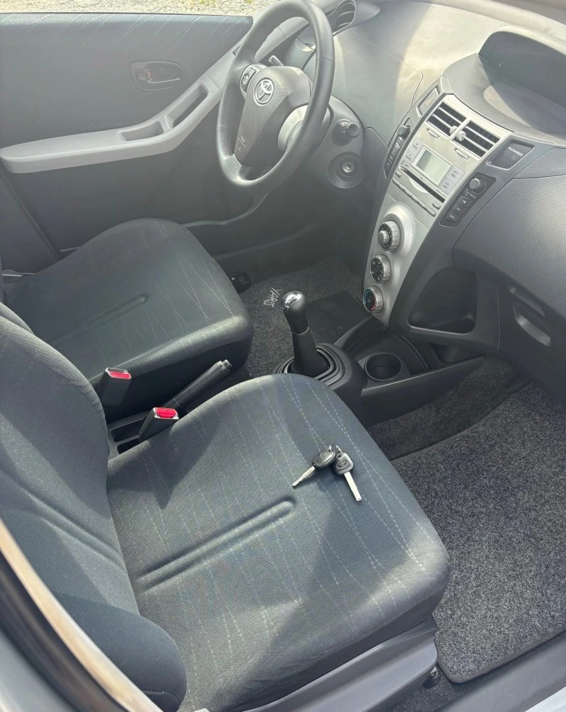 Toyota Yaris 1.3i, снимка 12 - Автомобили и джипове - 46369880