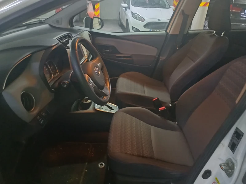 Toyota Yaris 1.5 HYBRID, снимка 9 - Автомобили и джипове - 49206877