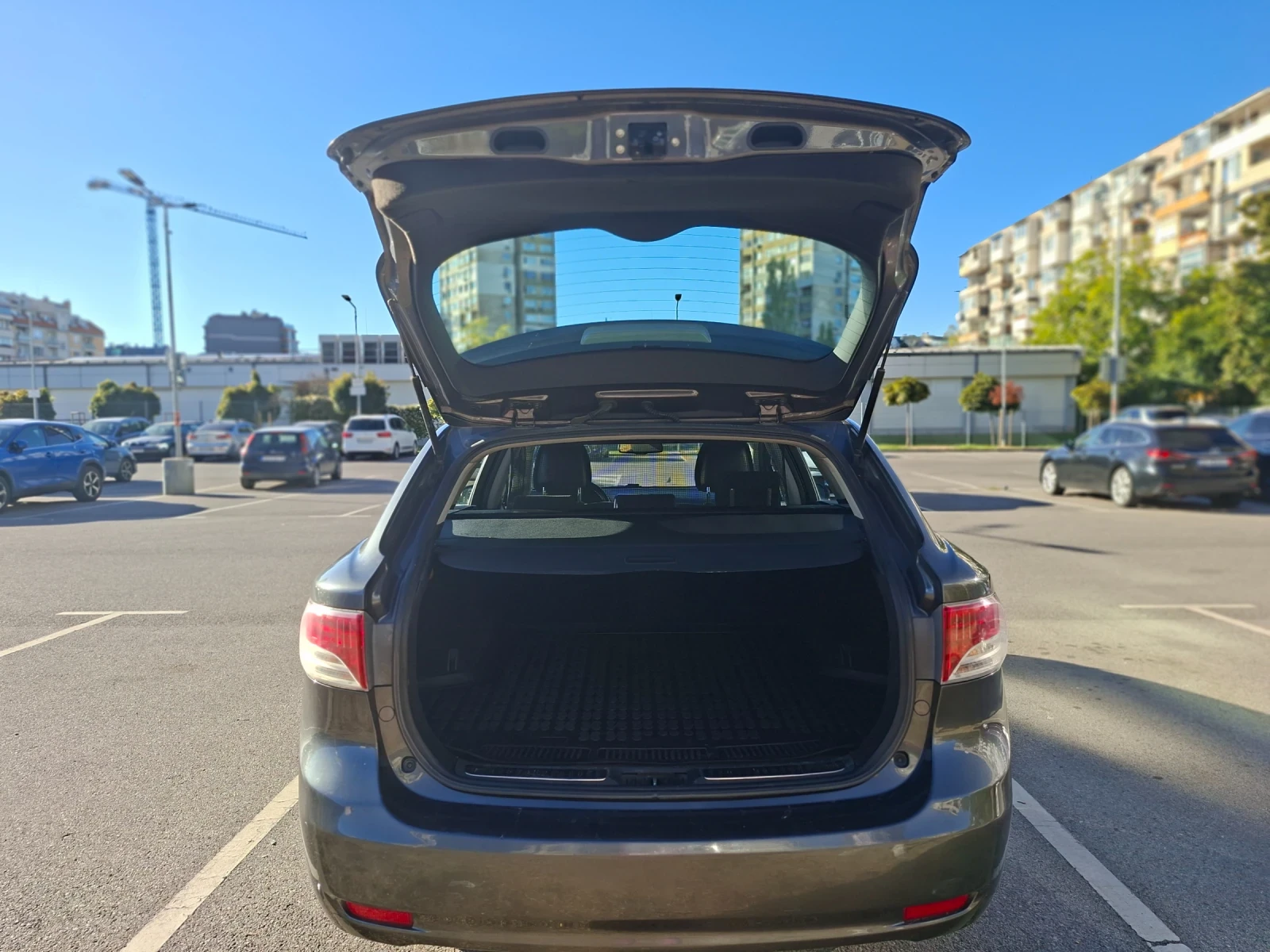Toyota Avensis 2.0 D4D 126к.с + THULE, снимка 6 - Автомобили и джипове - 56348341