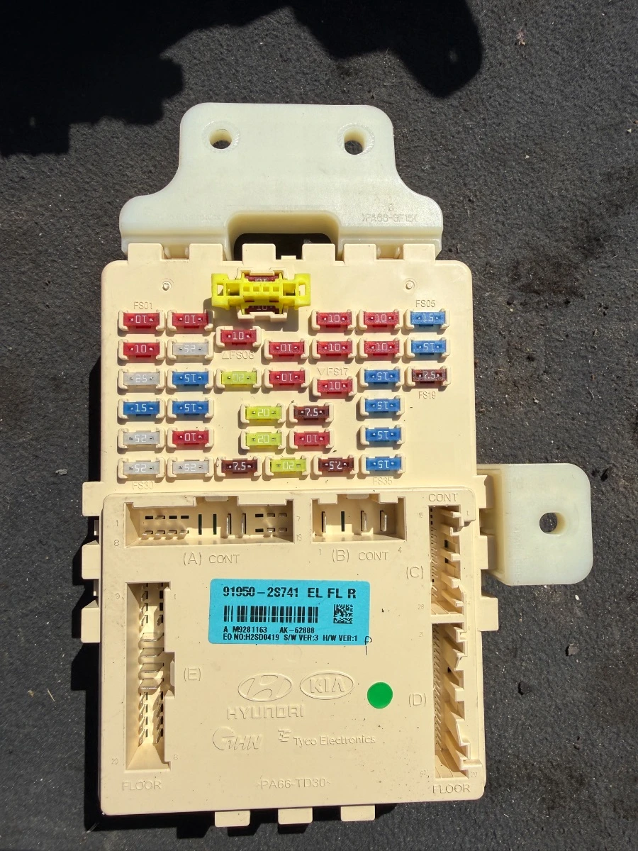 Вътрешно табло за бушони и релета за Hyundai IX35 20 CRDI 91950-2S741-316