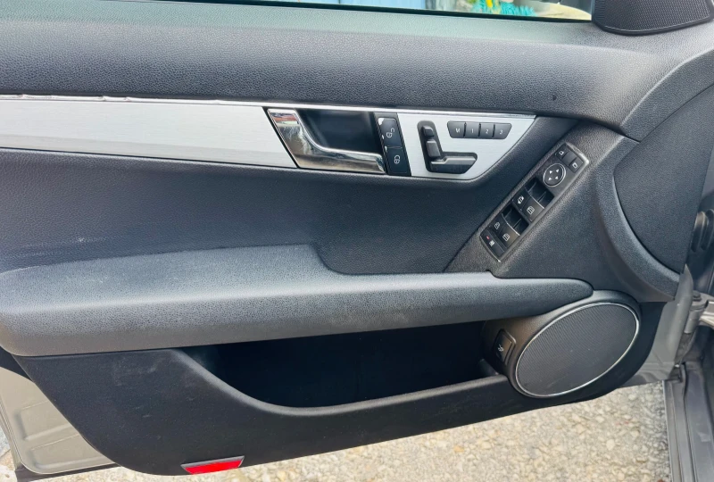 Mercedes-Benz C 320, снимка 9 - Автомобили и джипове - 52940026