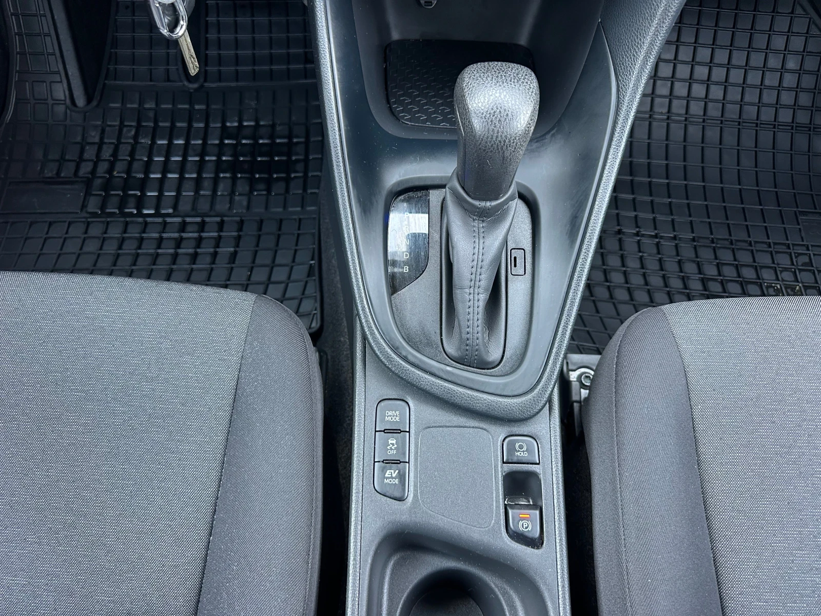 Toyota Yaris, снимка 15 - Автомобили и джипове - 53993538