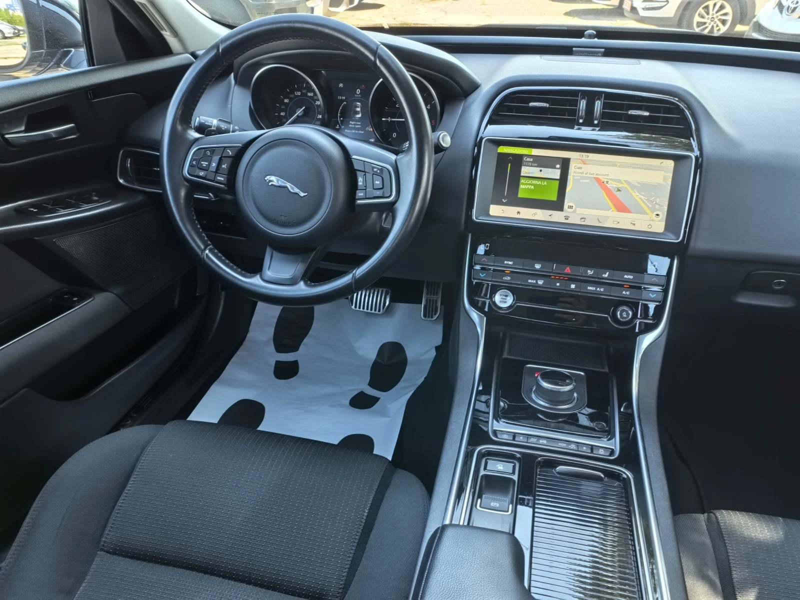 Jaguar XE 20d 4x4 Facelift 180к.с, снимка 12 - Автомобили и джипове - 56019599