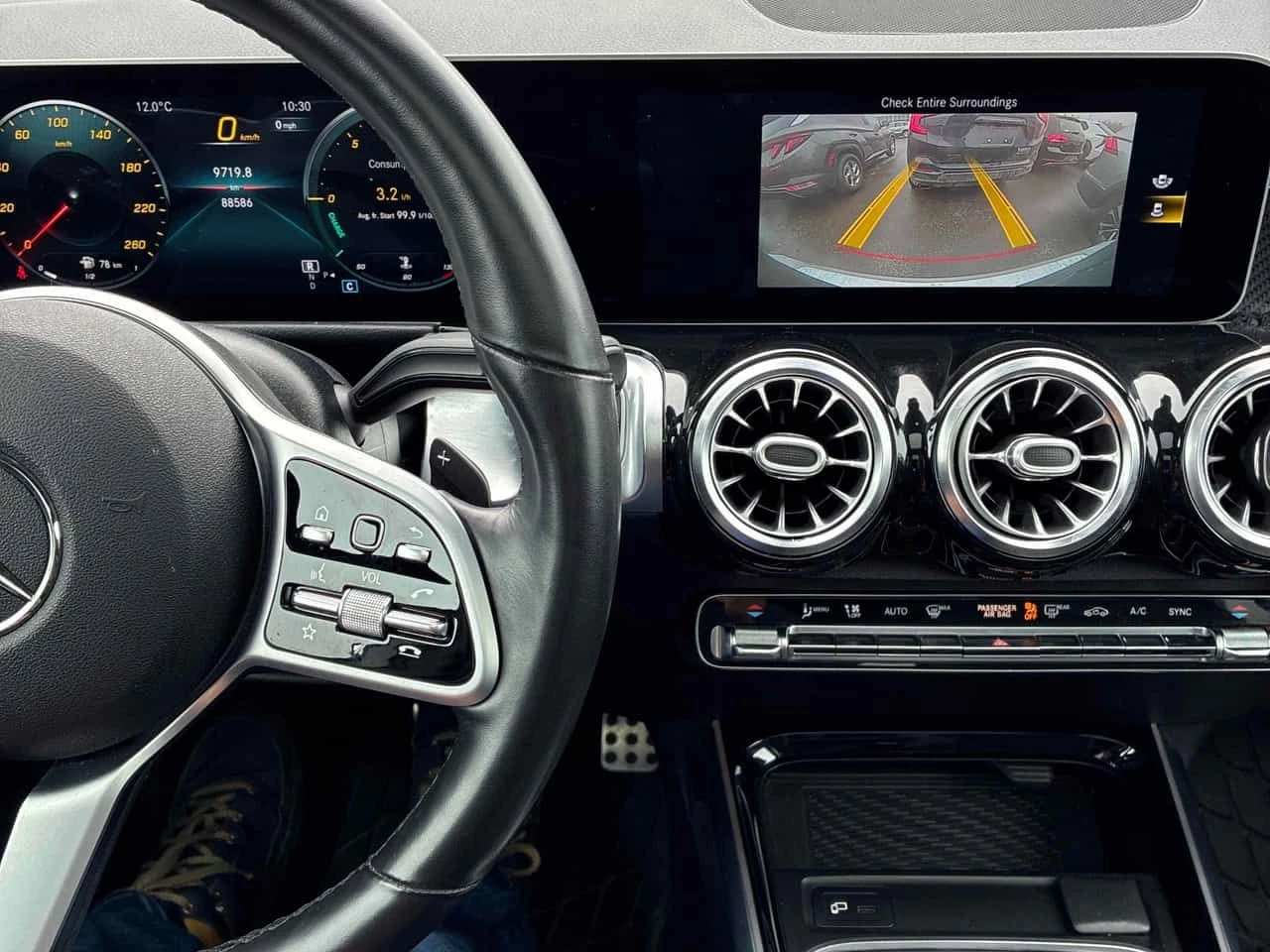 Mercedes-Benz GLB 250 4MATIC* DISTRONIC* PANORAMA* АМБИЕНТНО* , снимка 9 - Автомобили и джипове - 54221373