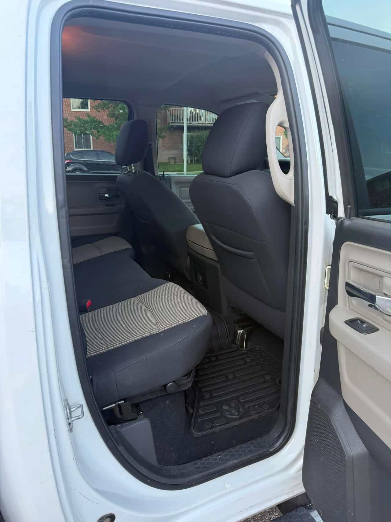 Dodge RAM 1500 * 4WD Quad Cab 140.5" Big Horn * АВТОКРЕДИТ* , снимка 10 - Автомобили и джипове - 54992891