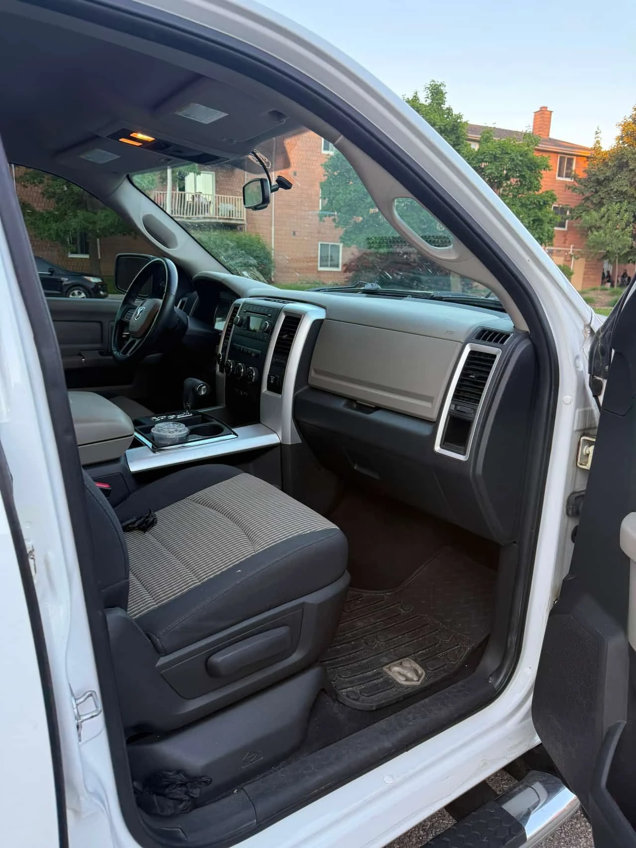 Dodge RAM 1500 * 4WD Quad Cab 140.5" Big Horn * АВТОКРЕДИТ* , снимка 11 - Автомобили и джипове - 54992891