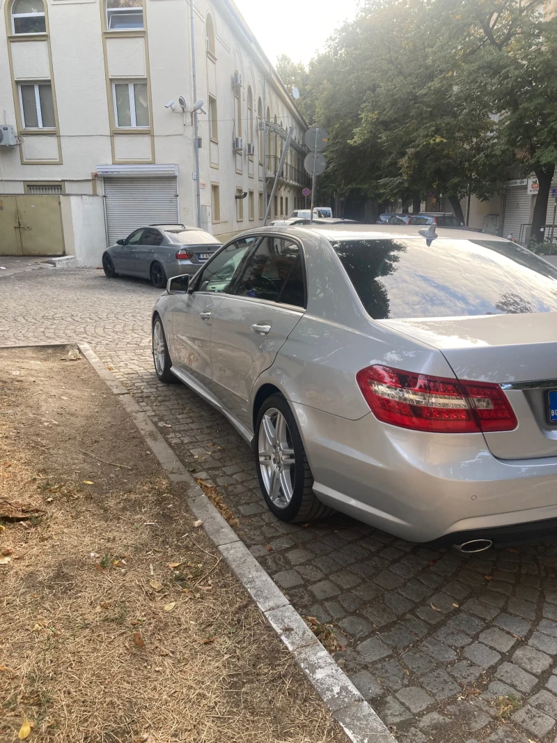 Mercedes-Benz E 220, снимка 4 - Автомобили и джипове - 52569941