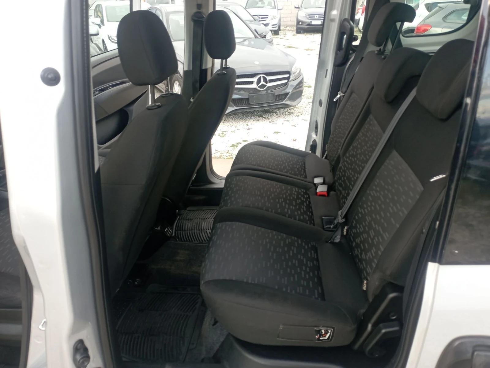 Opel Combo 5 врати, Италия  - изображение 9