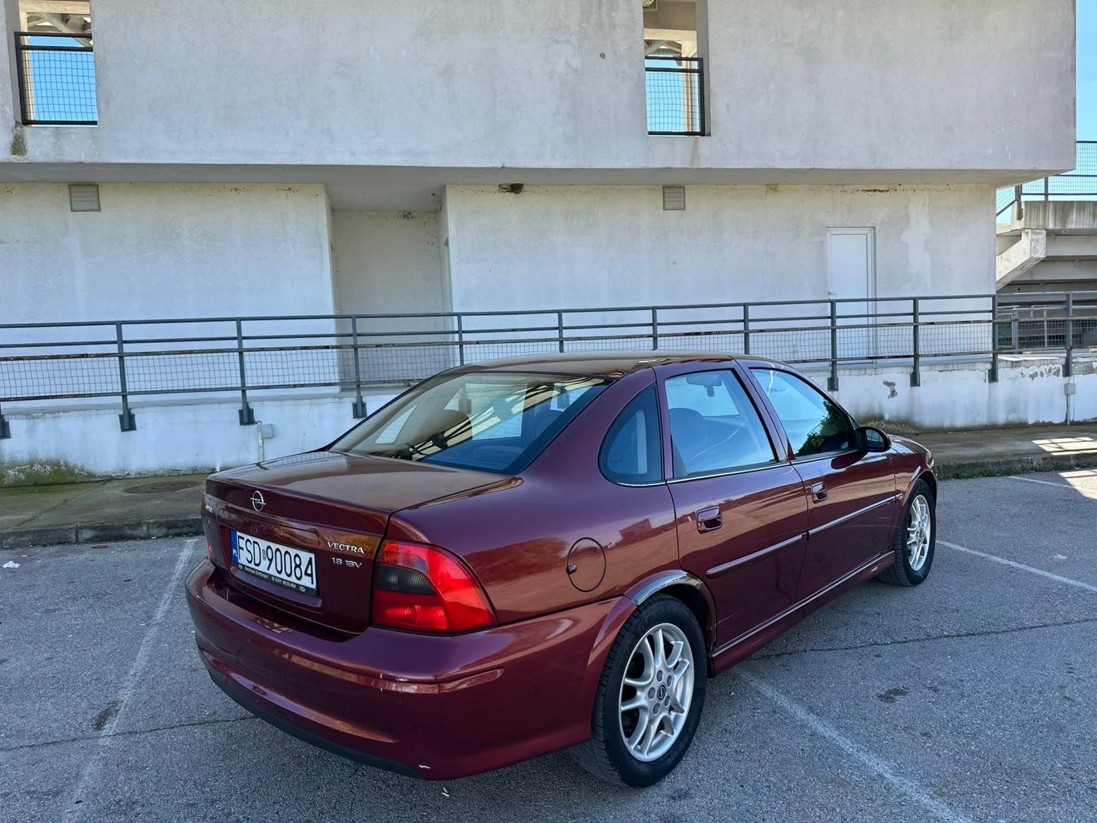 Opel Vectra 1.8i 125KC - изображение 2