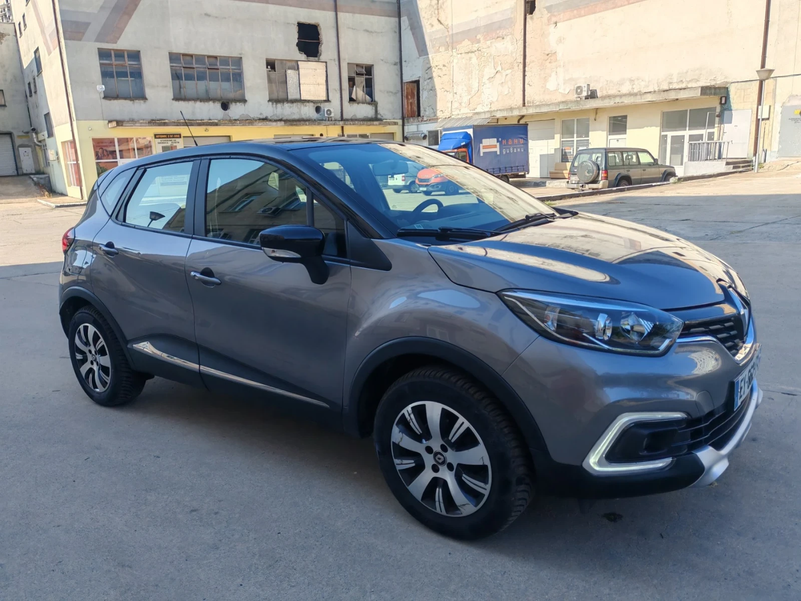 Renault Captur, снимка 2 - Автомобили и джипове - 55334117
