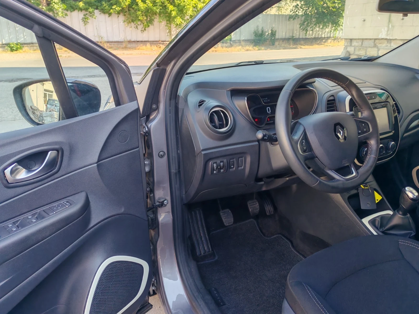 Renault Captur, снимка 9 - Автомобили и джипове - 55334117