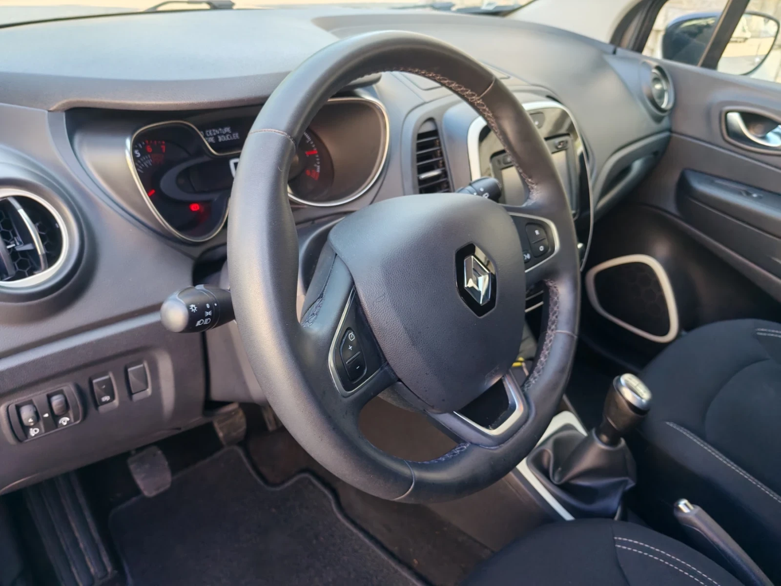 Renault Captur, снимка 8 - Автомобили и джипове - 55334117